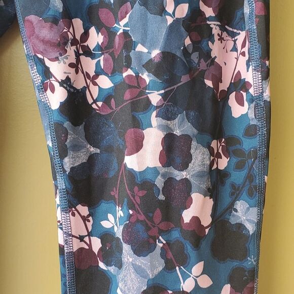 AVIA  Womens Floral Workout Capri Leggings - Picture 3 of 8